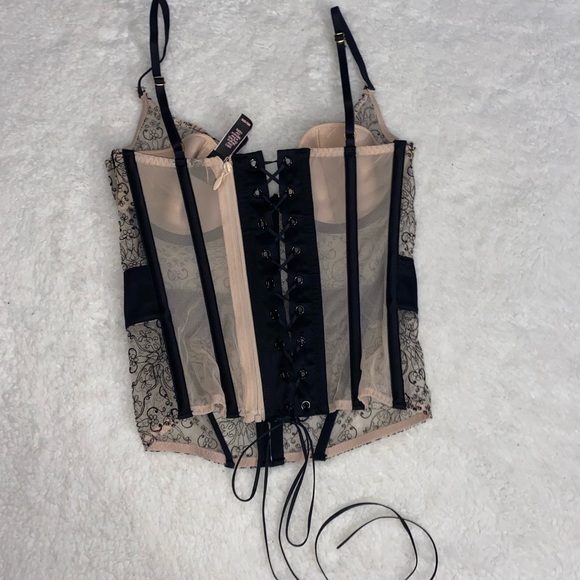 Limited Edition Black Lace Zip-Up Corset - Picture 7 of 10